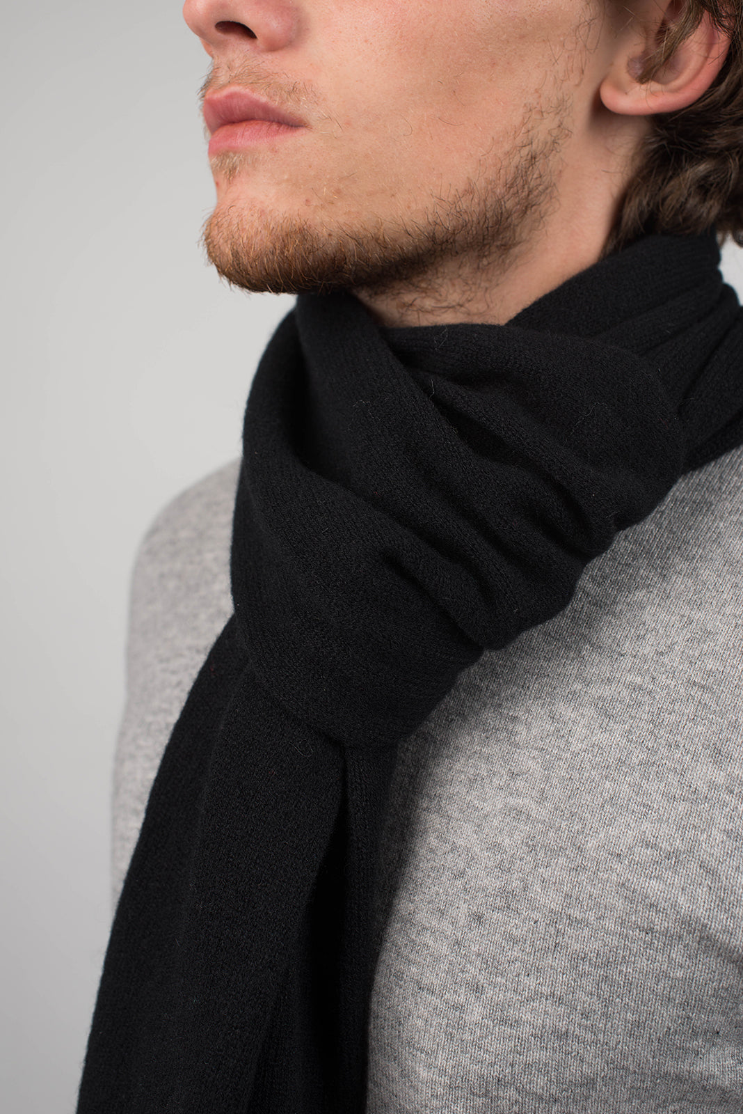 Écharpe large homme 100 % cachemire, coloris Noir, vue 4 | Dalle Piane Cashmere