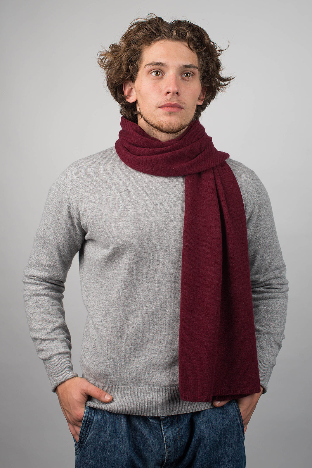 Écharpe large homme 100 % cachemire, coloris Bordeaux, vue 2 | Dalle Piane Cashmere