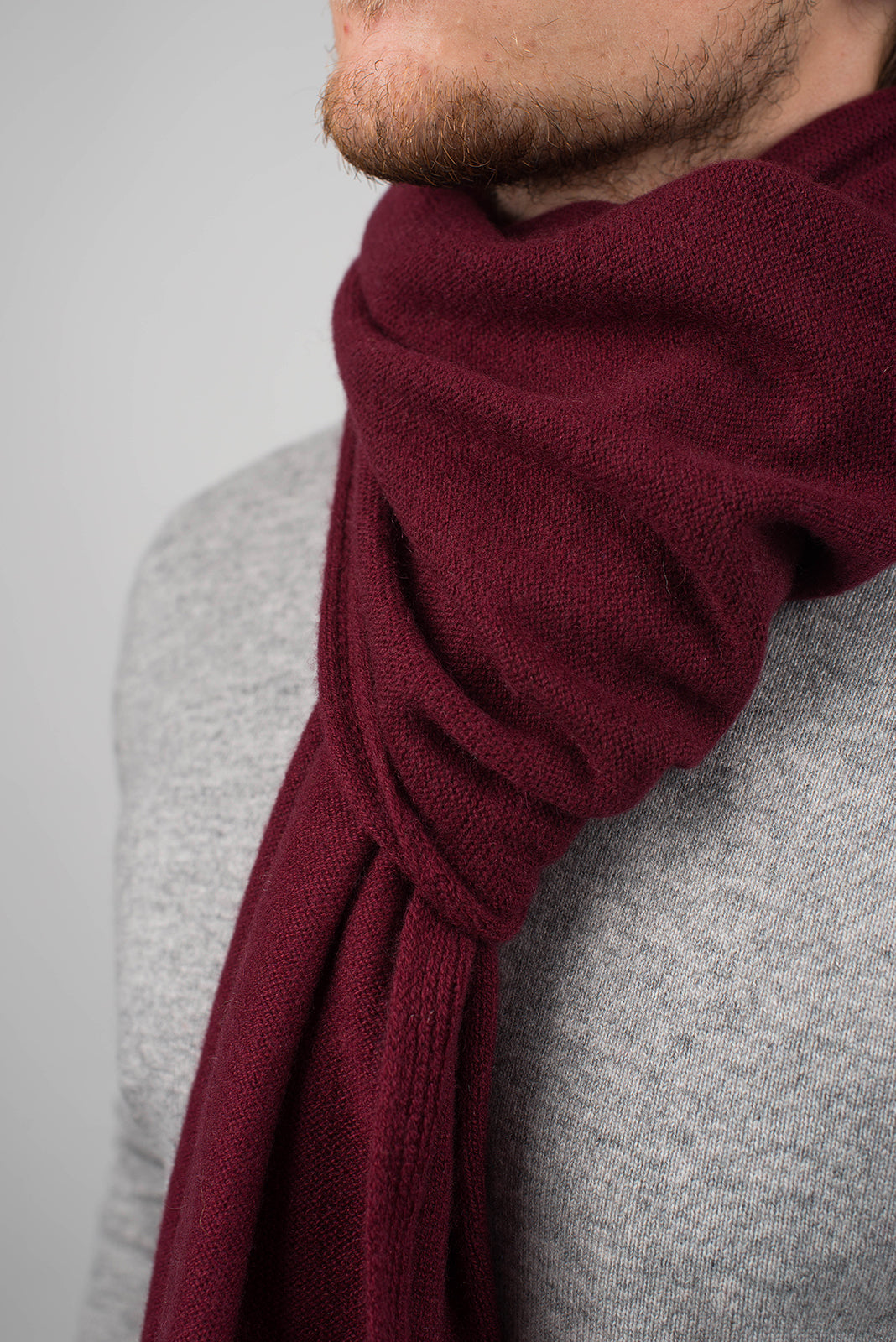 Écharpe large homme 100 % cachemire, coloris Bordeaux, vue 4 | Dalle Piane Cashmere