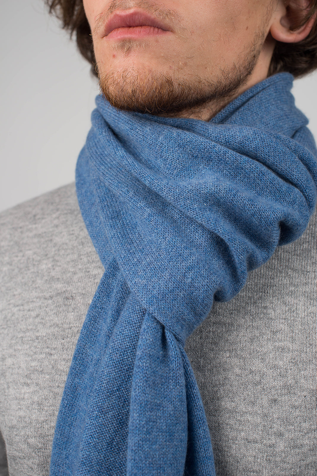 Écharpe large homme 100 % cachemire, coloris Azur, vue 4 | Dalle Piane Cashmere