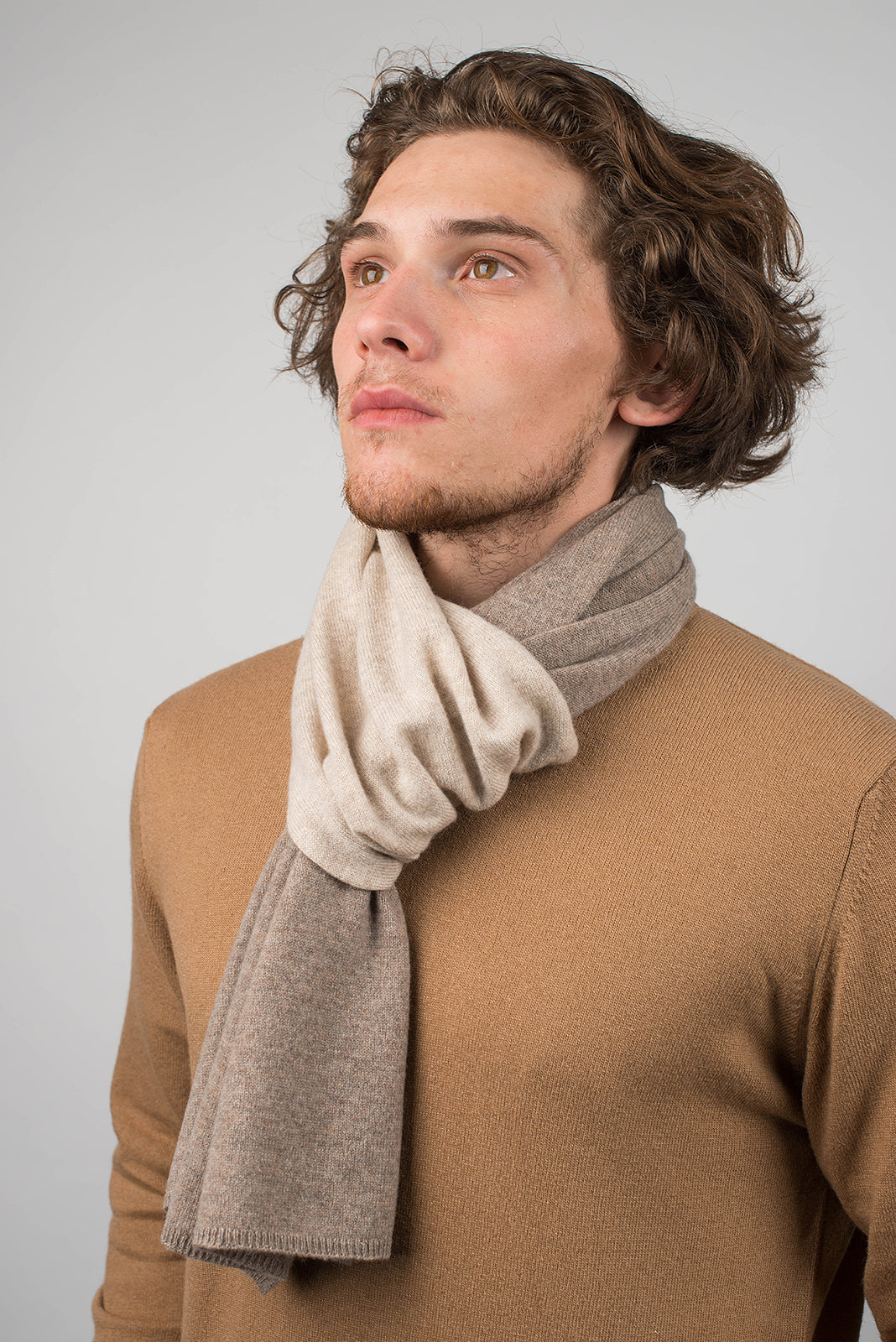 Écharpe homme bicolore 100 % cachemire, coloris Vison-Beige, vue 3 | Dalle Piane Cashmere