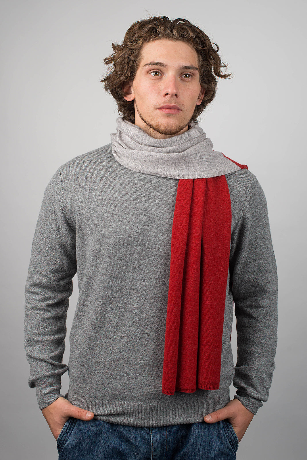 Écharpe homme bicolore 100 % cachemire, coloris Rouge-Gris, vue 2 | Dalle Piane Cashmere