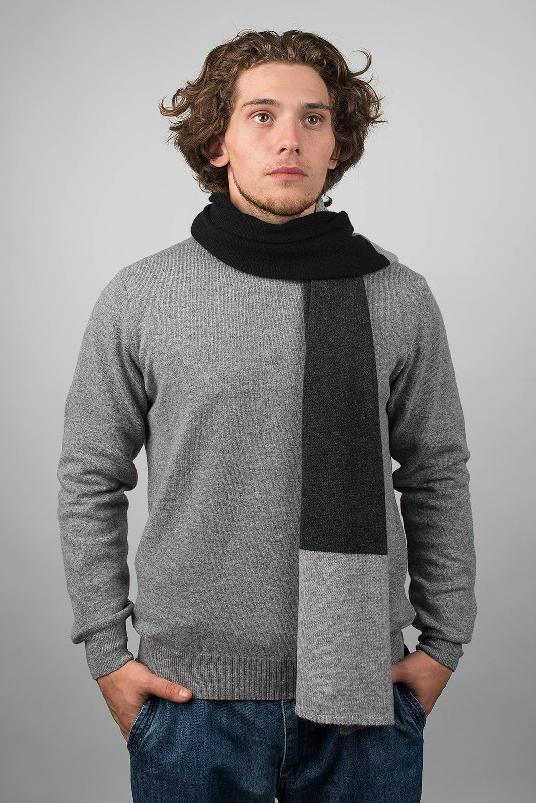 Écharpe homme tricolore 100 % cachemire, coloris Noir-Anthracite-Gris, vue 2 | Dalle Piane Cashmere