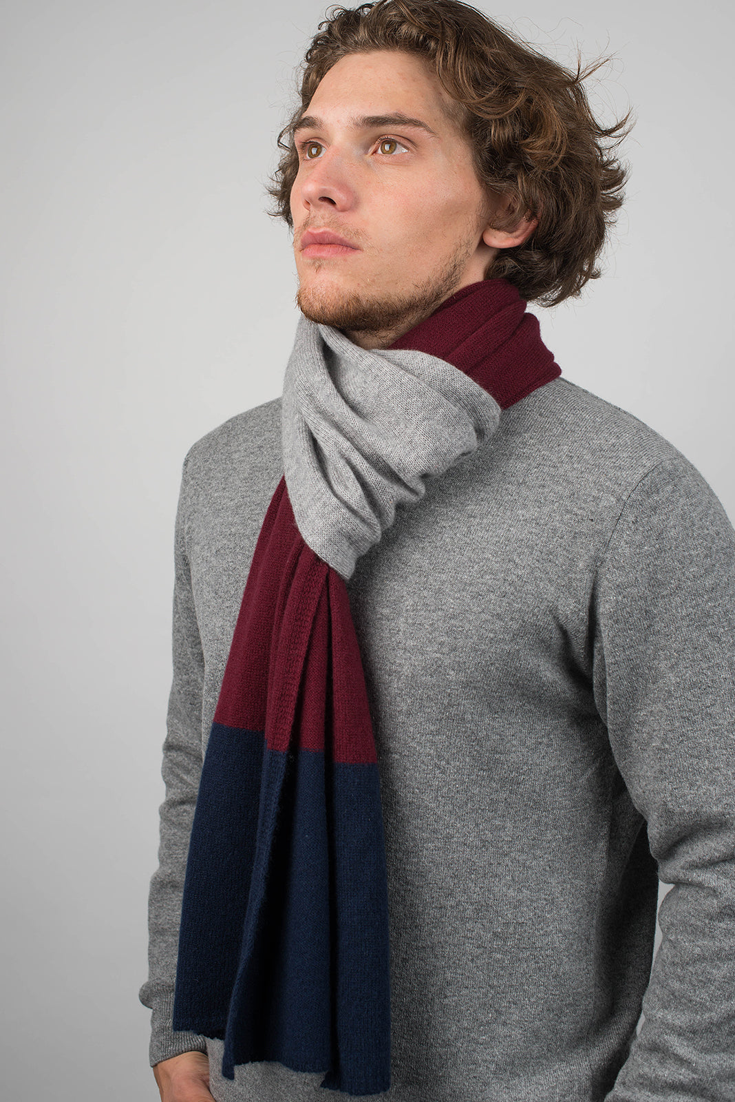 Écharpe homme tricolore 100 % cachemire, coloris Bleu-Bordeaux-Gris, vue 3 | Dalle Piane Cashmere