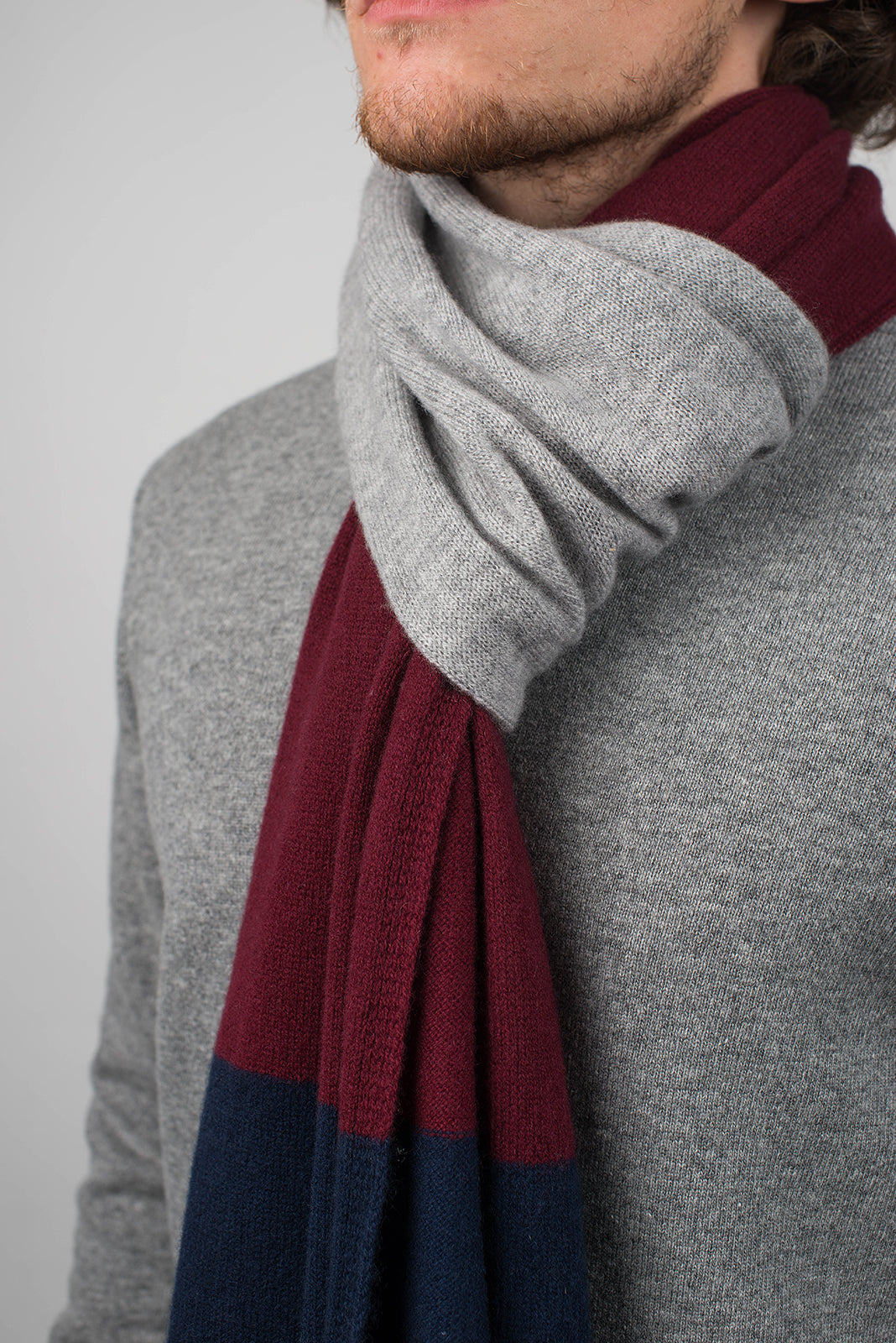 Écharpe homme tricolore 100 % cachemire, coloris Bleu-Bordeaux-Gris, vue 4 | Dalle Piane Cashmere