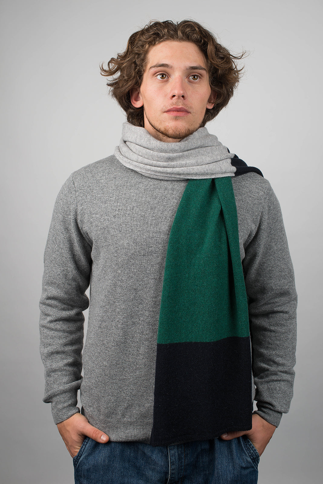 Écharpe homme tricolore 100 % cachemire, coloris Bleu-Vert-Gris, vue 2 | Dalle Piane Cashmere