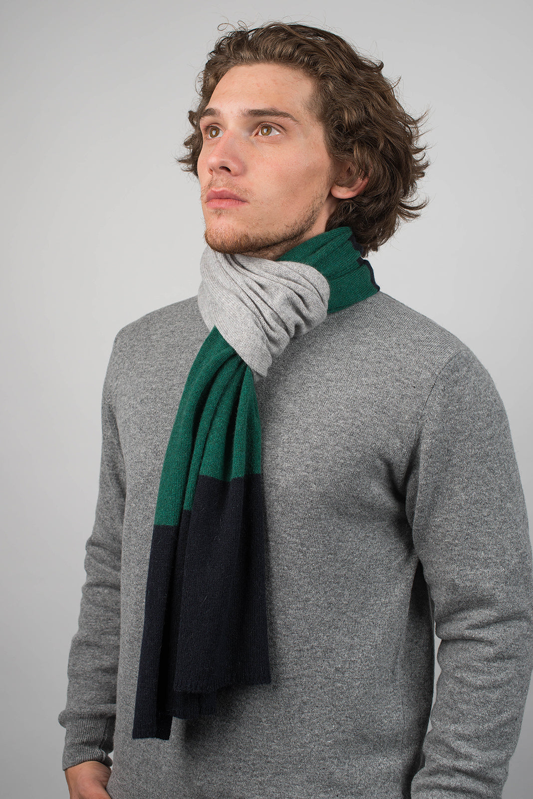 Écharpe homme tricolore 100 % cachemire, coloris Bleu-Vert-Gris, vue 3 | Dalle Piane Cashmere