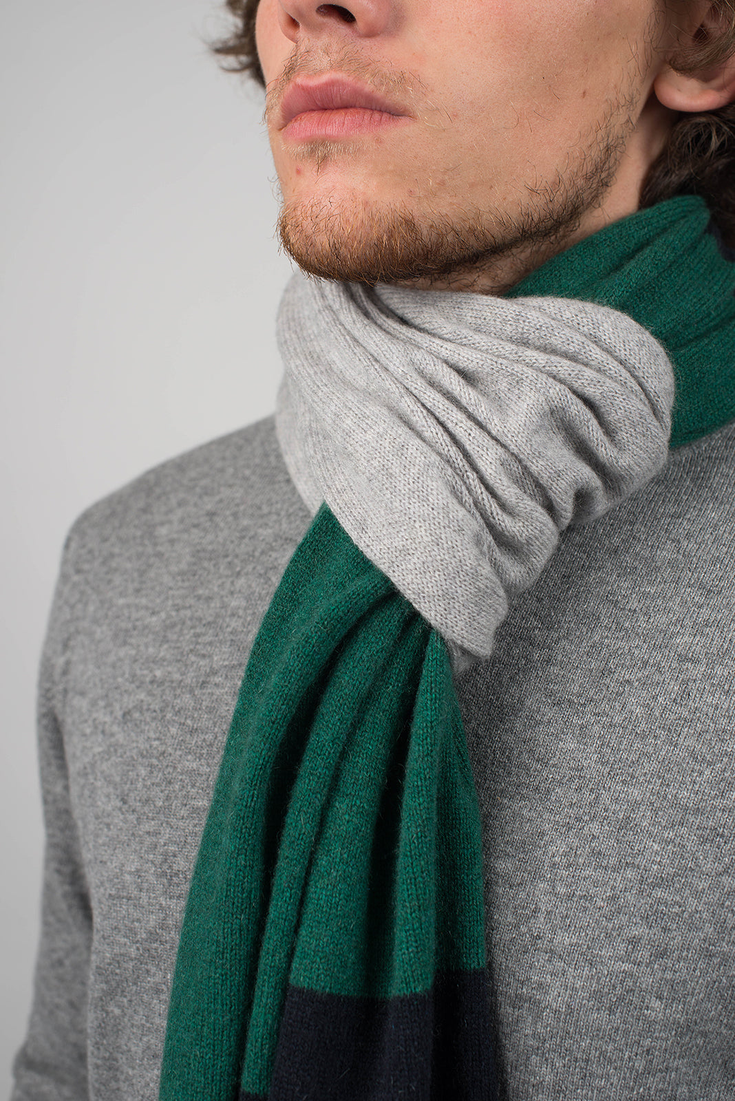Écharpe homme tricolore 100 % cachemire, coloris Bleu-Vert-Gris, vue 4 | Dalle Piane Cashmere
