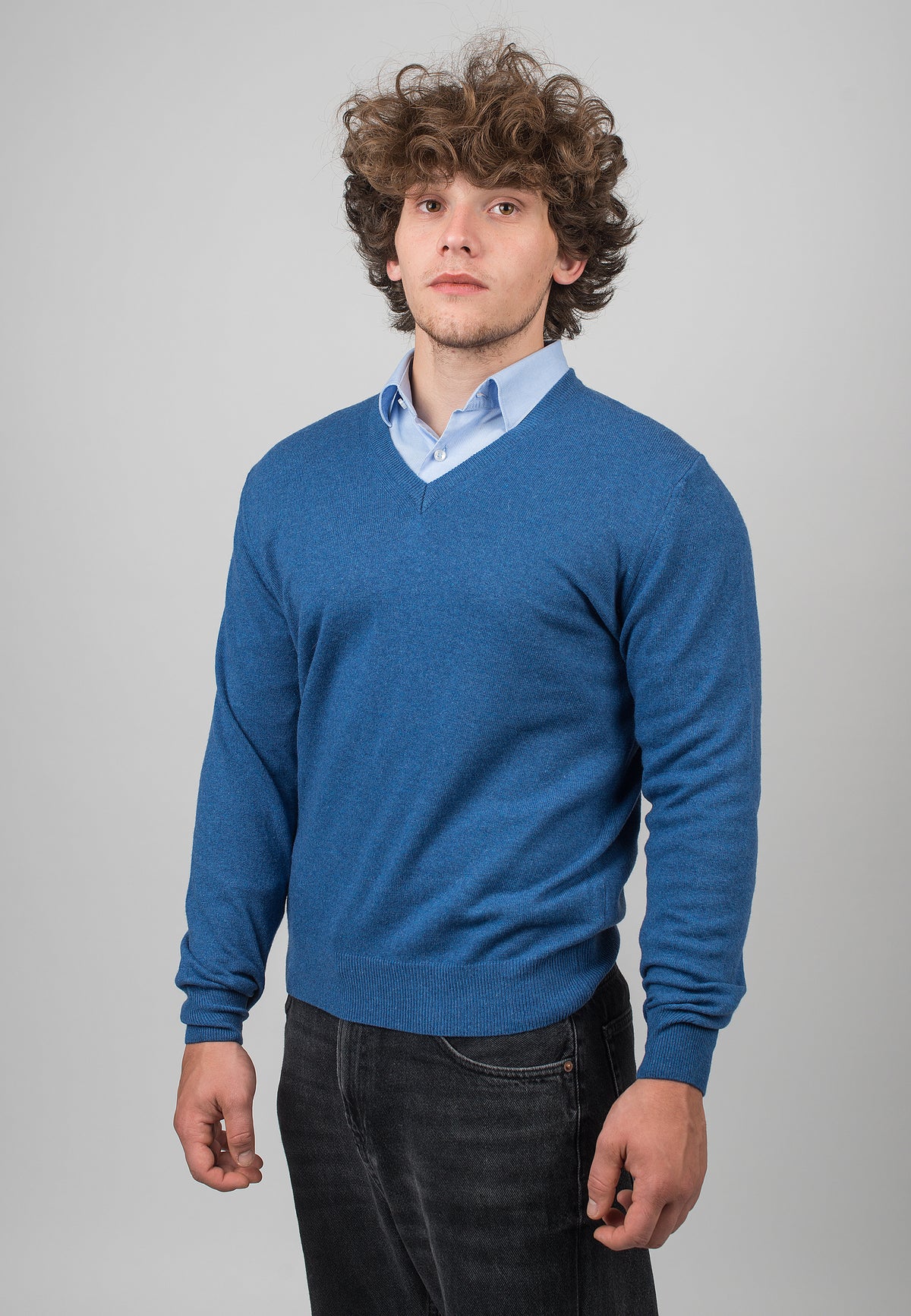 Pull col V homme mélange cachemire, coloris Bleu roi, vue 2 | Dalle Piane Cashmere