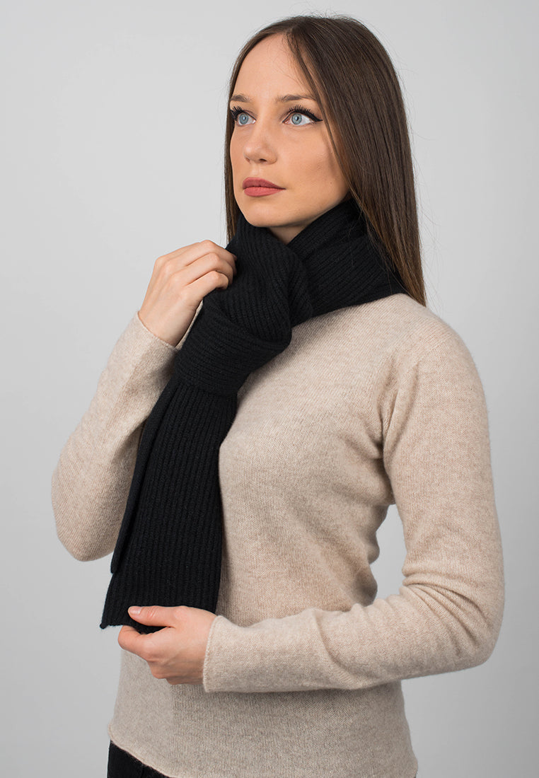 Écharpe femme côtes anglaises 100 % cachemire, coloris Noir, vue 2 | Dalle Piane Cashmere
