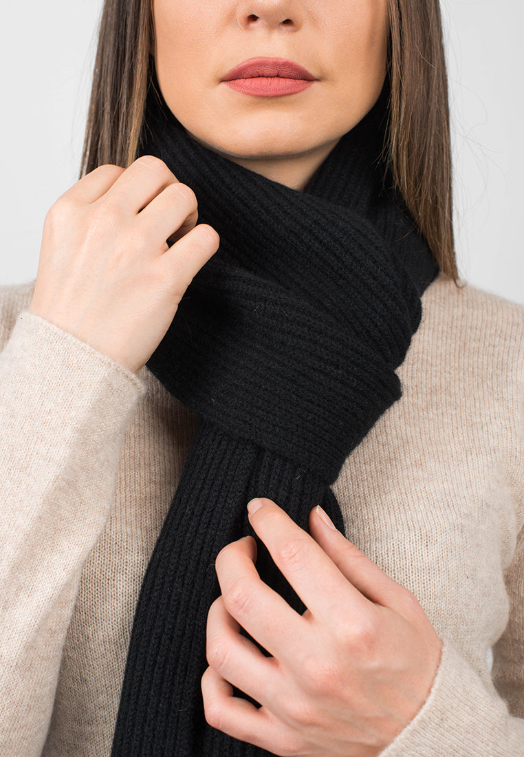 Écharpe femme côtes anglaises 100 % cachemire, coloris Noir, vue 3 | Dalle Piane Cashmere