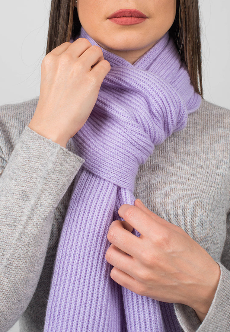 Écharpe femme côtes anglaises 100 % cachemire, coloris Lilas, vue 4 | Dalle Piane Cashmere
