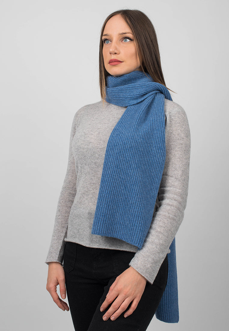 Écharpe femme côtes anglaises 100 % cachemire, coloris Azur, vue 2 | Dalle Piane Cashmere