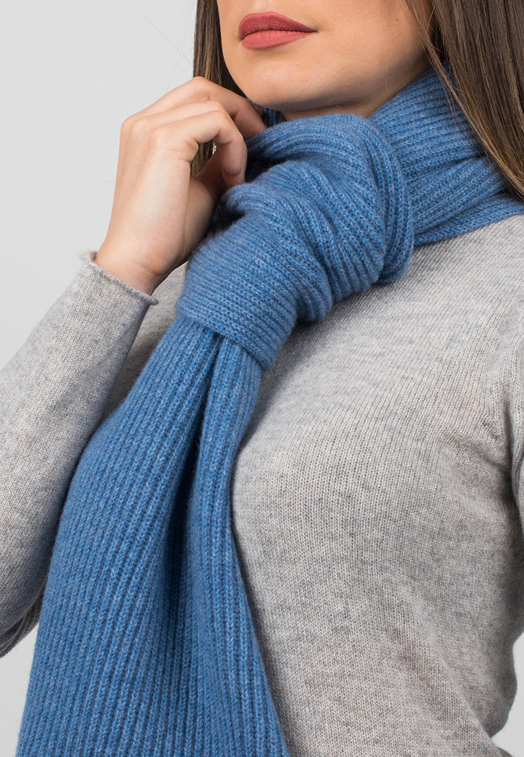 Écharpe femme côtes anglaises 100 % cachemire, coloris Azur, vue 3 | Dalle Piane Cashmere