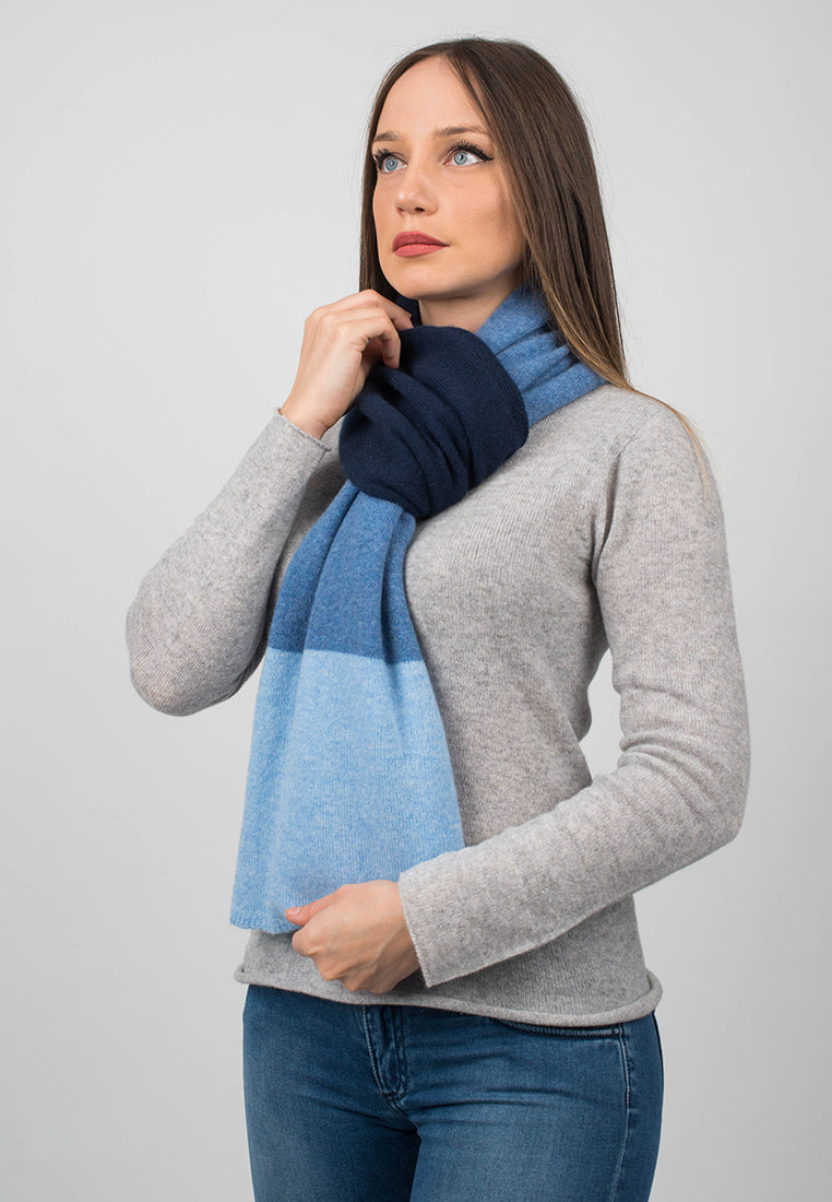 Écharpe femme tricolore 100 % cachemire, coloris Bleu-Azur-Ciel, vue 4 | Dalle Piane Cashmere