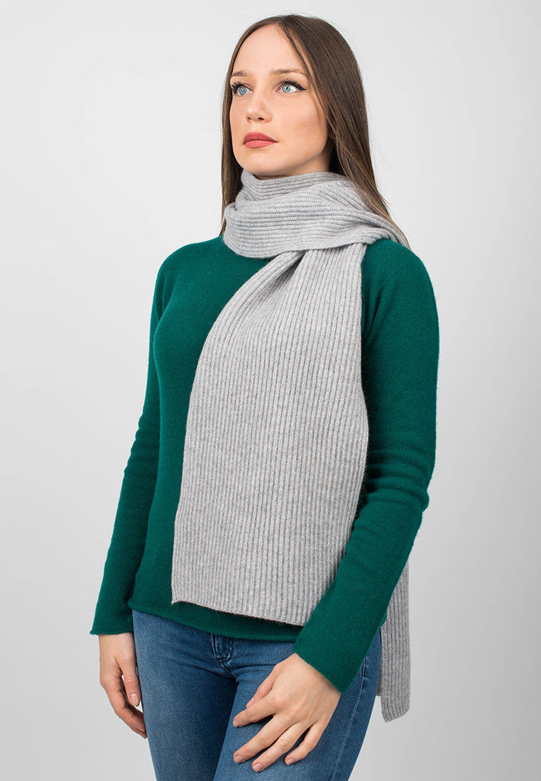 Écharpe femme côtes anglaises 100 % cachemire, coloris Gris, vue 2 | Dalle Piane Cashmere