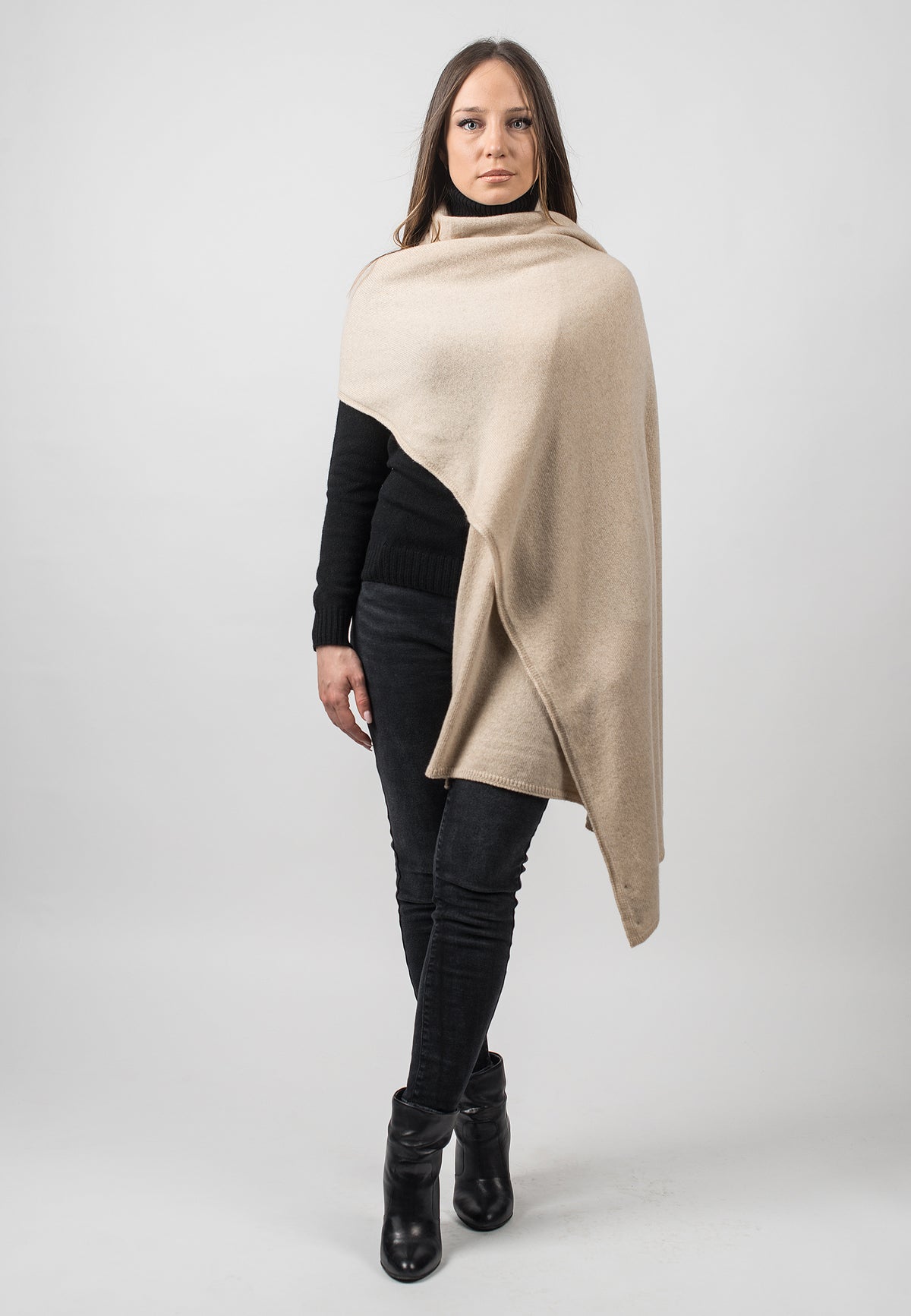 Stola in cashmere rigenerato, colore Beige, vista 2 | Dalle Piane Cashmere
