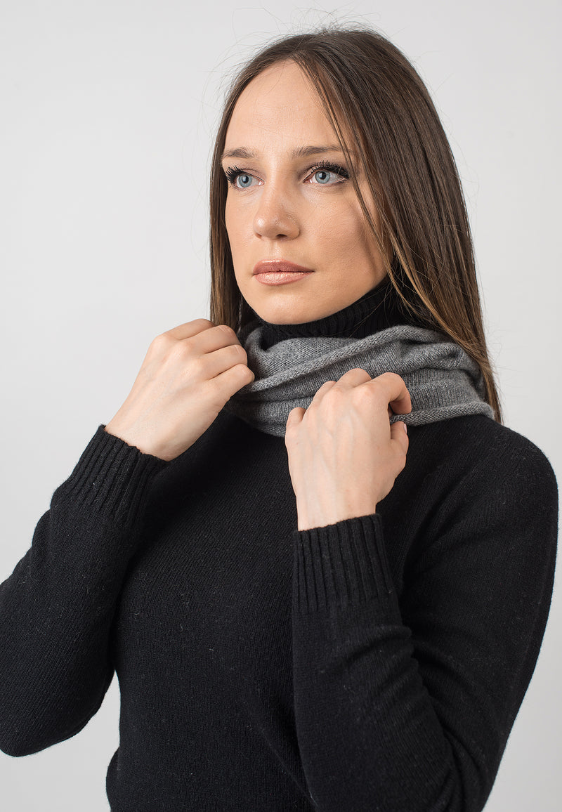 SCIARPA AD ANELLO IN LANA E CASHMERE - Dettagli di Capogiro SCIARPA AD ANELLO IN LANA E CASHMERE - Dettagli di Capogiro