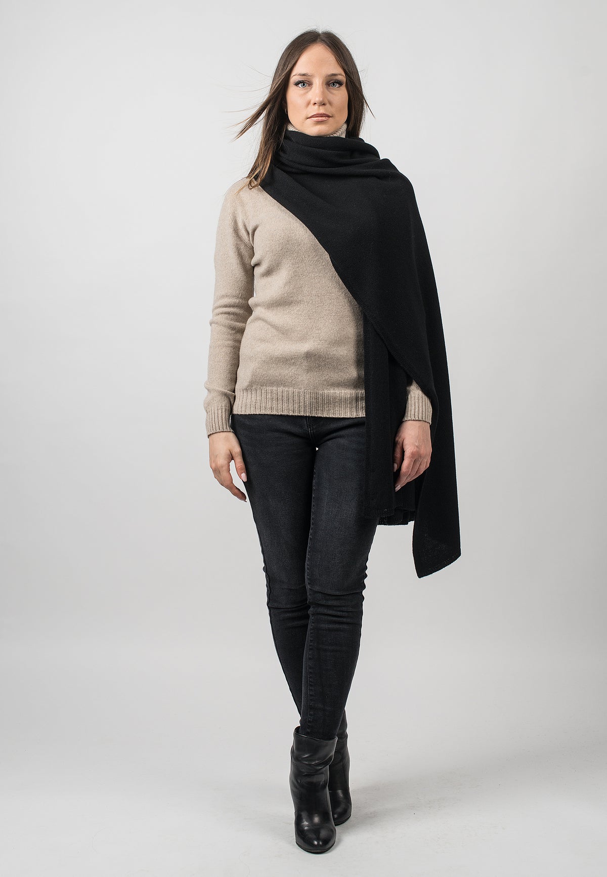 Étole femme en cachemire régénéré, coloris Noir, vue 2 | Dalle Piane Cashmere