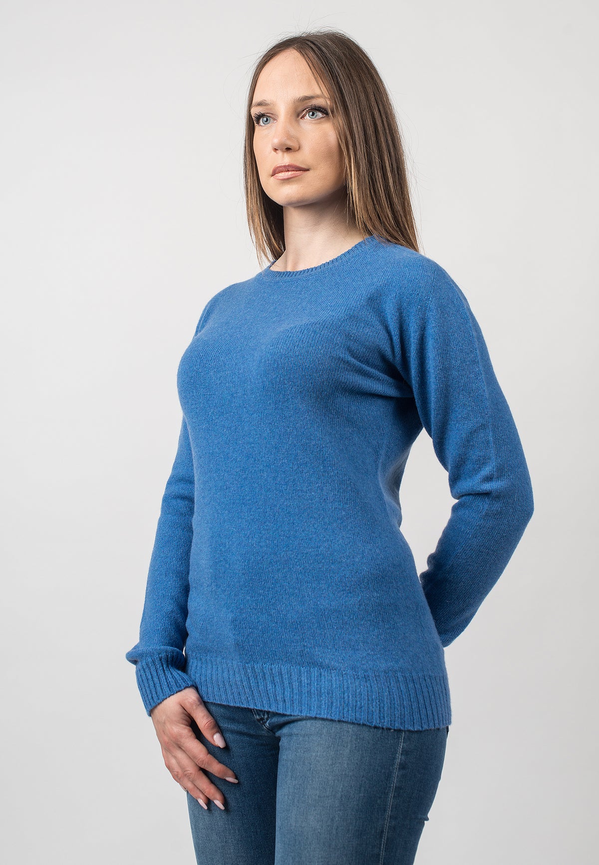 Pull col rond femme en cachemire régénéré, coloris Azur, vue 2 | Dalle Piane Cashmere