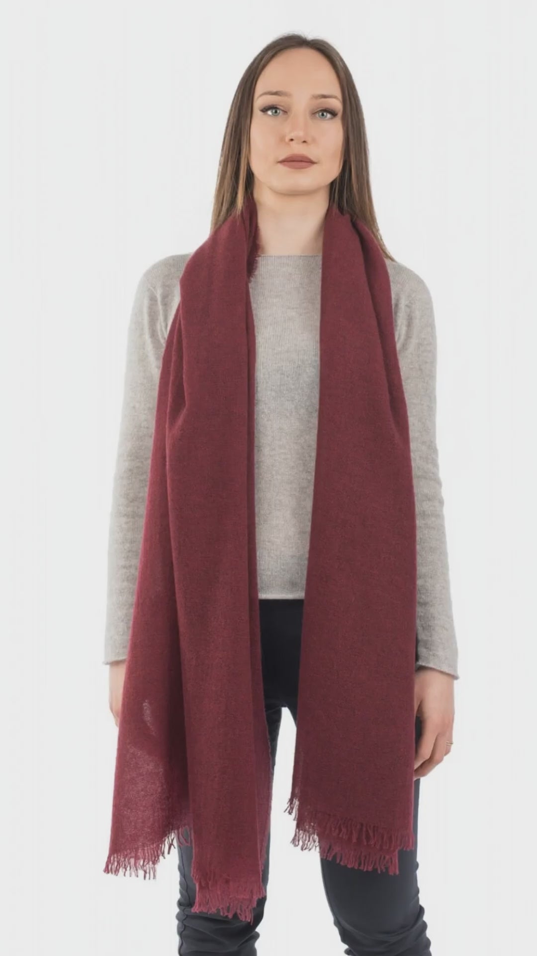 Pashmina 100% cashmere, colore Bordeaux, video | Dalle Piane Cashmere