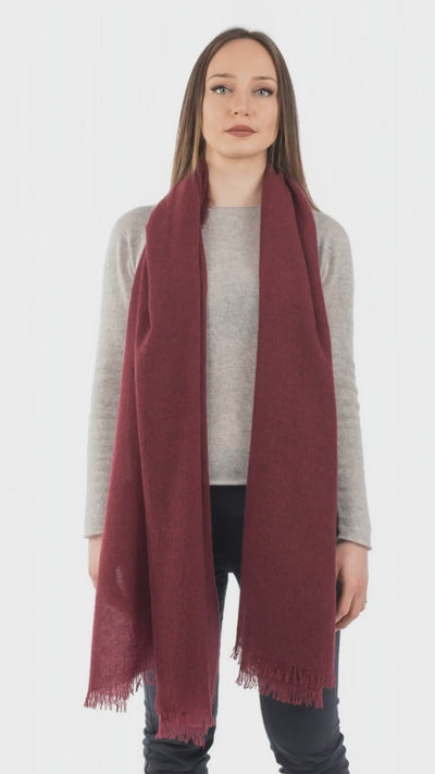Pashmina 100% cashmere, colore Bordeaux, video | Dalle Piane Cashmere