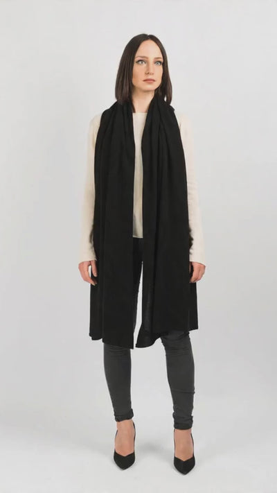 Stola 100% cashmere, colore Nero, video | Dalle Piane Cashmere
