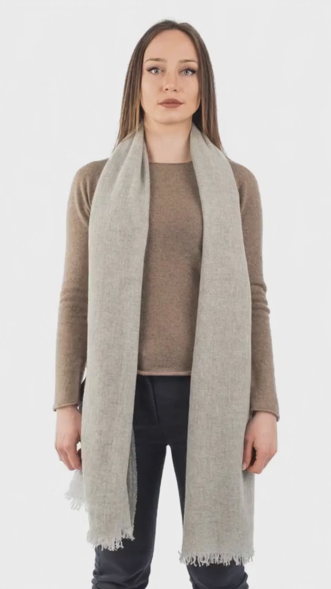 Pashmina 100% cashmere, colore Grigio, video | Dalle Piane Cashmere