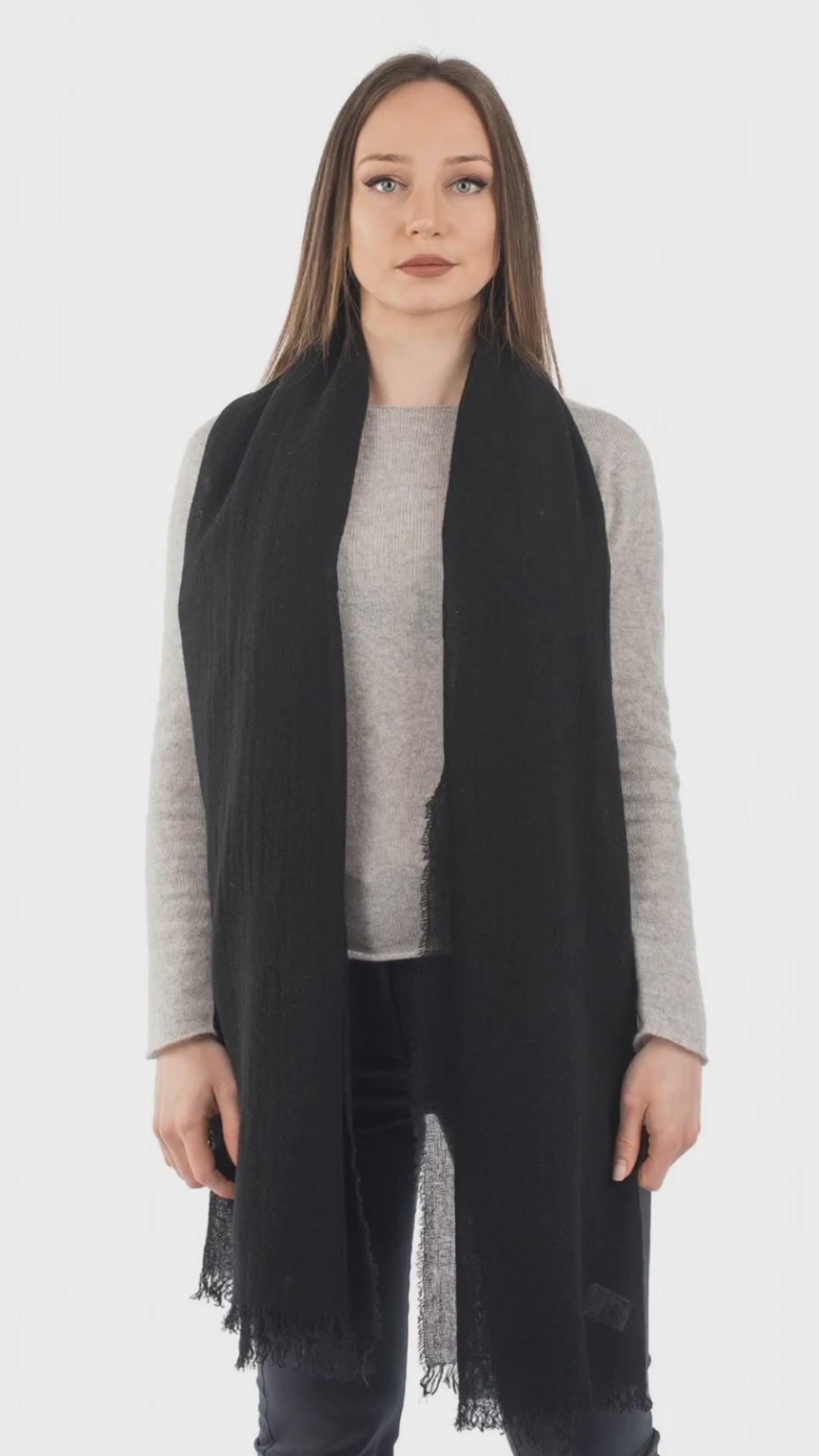 Pashmina 100% cashmere, colore Nero, video | Dalle Piane Cashmere