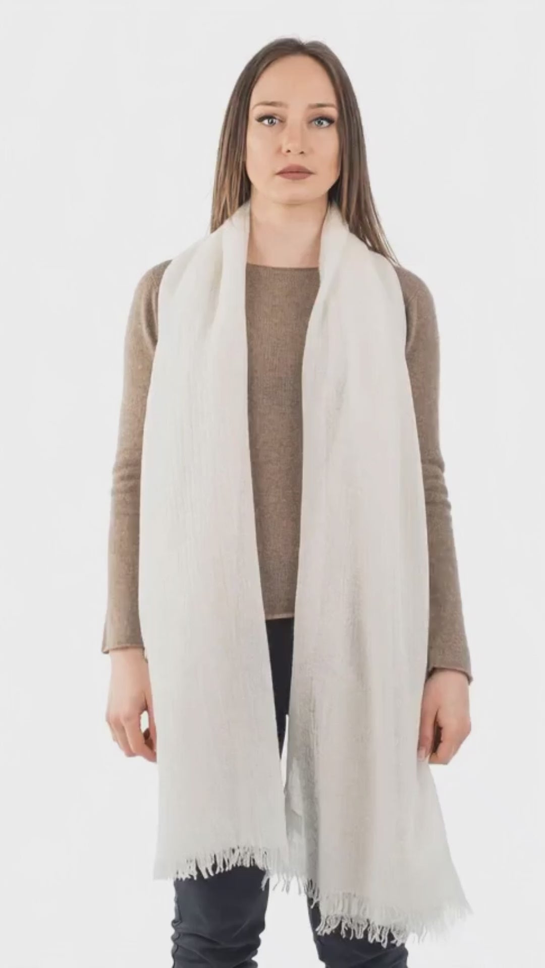 Pashmina 100% cashmere, colore Crema, video | Dalle Piane Cashmere