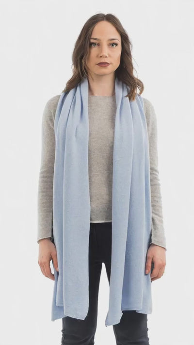 Stola misto cashmere, colore Cielo, video | Dalle Piane Cashmere