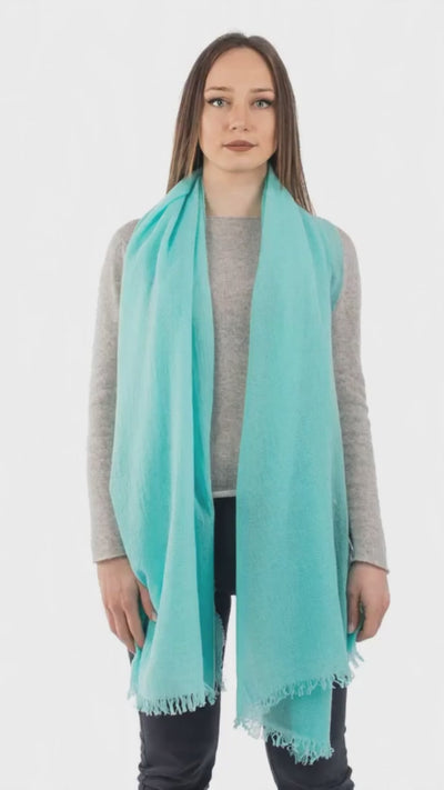 Pashmina 100% cashmere, colore Verde Acqua, video | Dalle Piane Cashmere