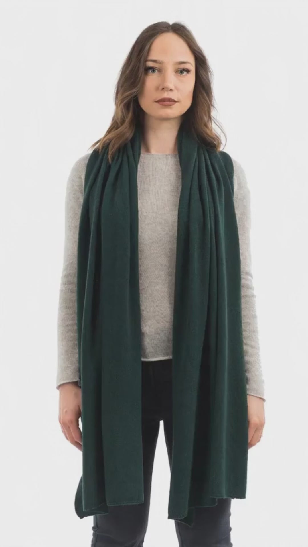 Stola misto cashmere, colore Verde, video | Dalle Piane Cashmere