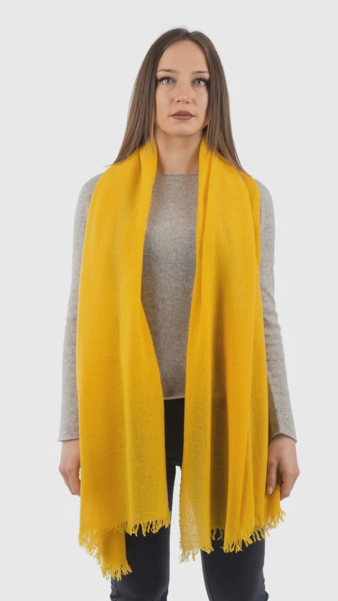 Pashmina 100% cashmere, colore Giallo, video | Dalle Piane Cashmere