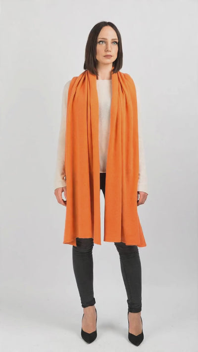 Stola 100% cashmere, colore Arancio, video | Dalle Piane Cashmere