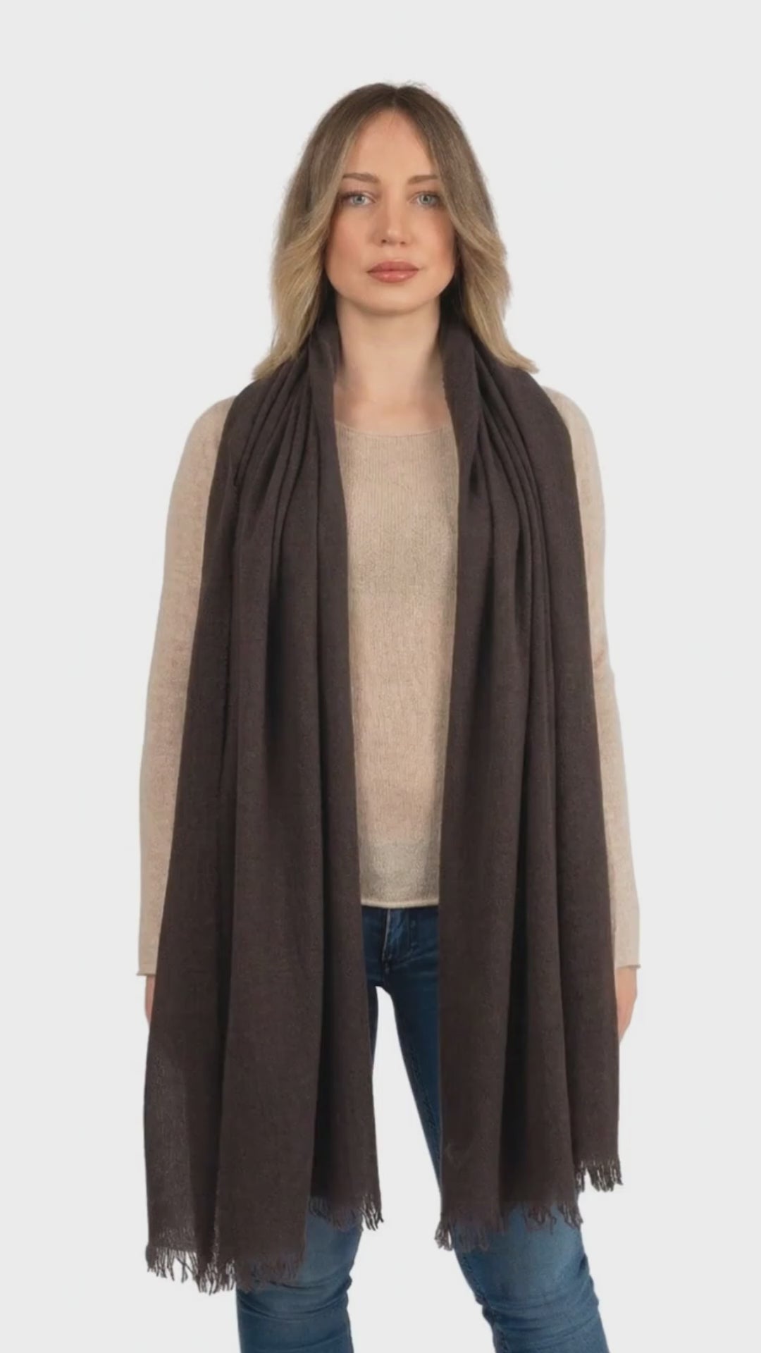 Pashmina 100% cashmere, colore Marrone, video | Dalle Piane Cashmere