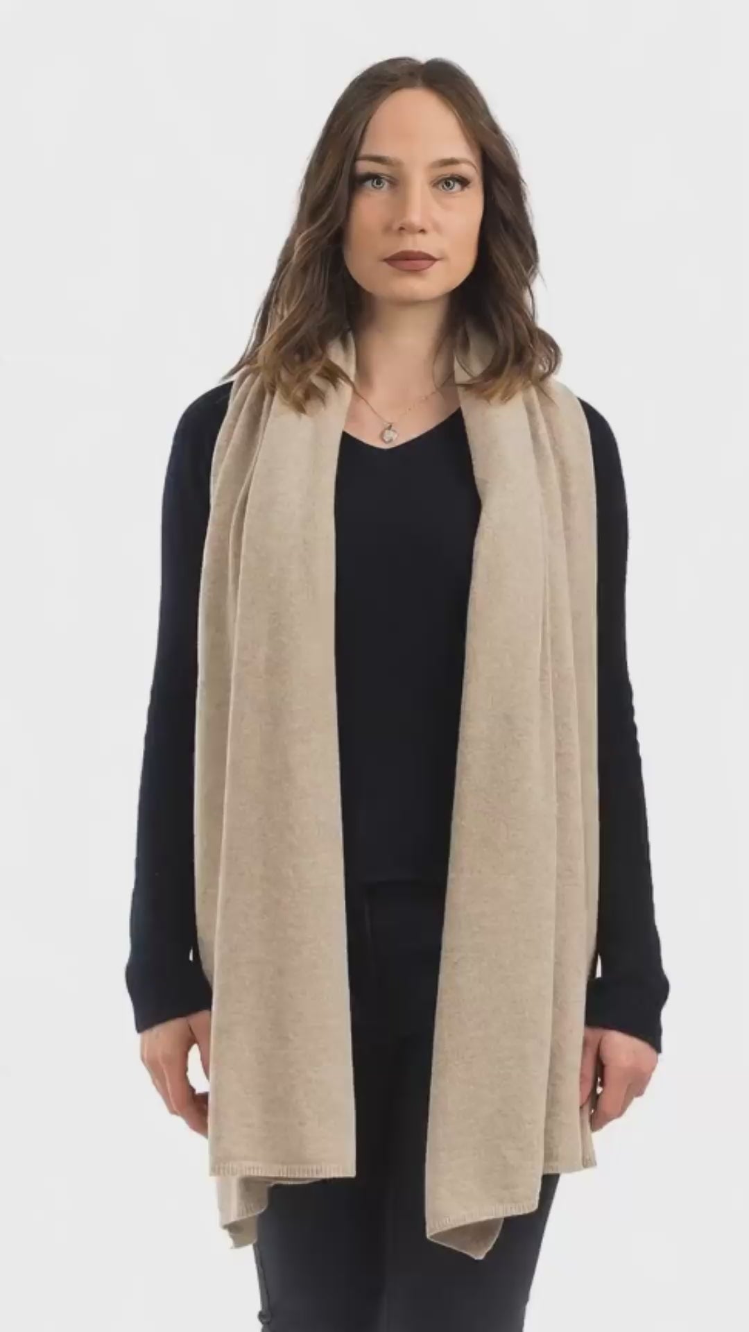 Stola misto cashmere, colore Beige, video | Dalle Piane Cashmere