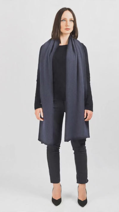 Stola 100% cashmere, colore Blu, video | Dalle Piane Cashmere