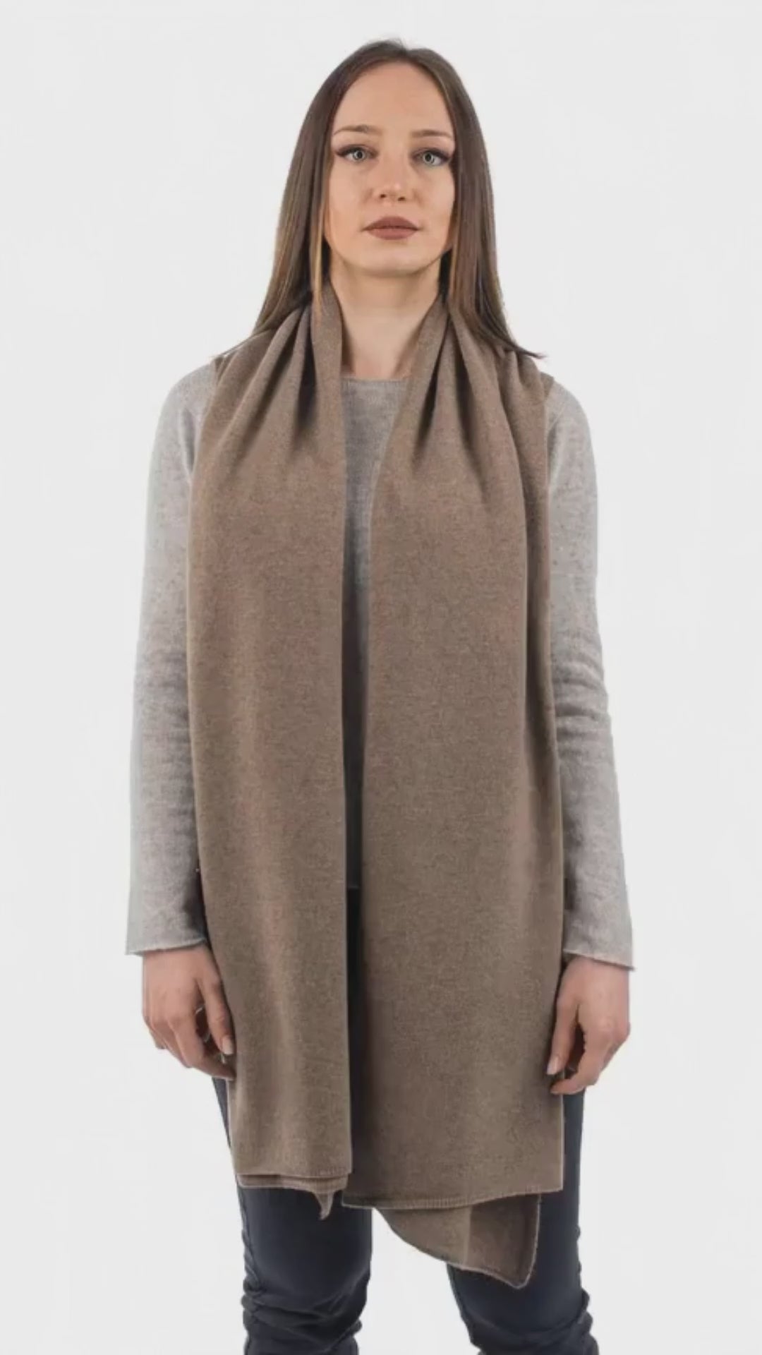 Stola misto cashmere, colore Visone, video | Dalle Piane Cashmere