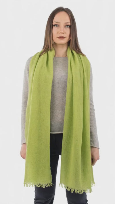 Pashmina 100% cashmere, colore Verde mela, video | Dalle Piane Cashmere