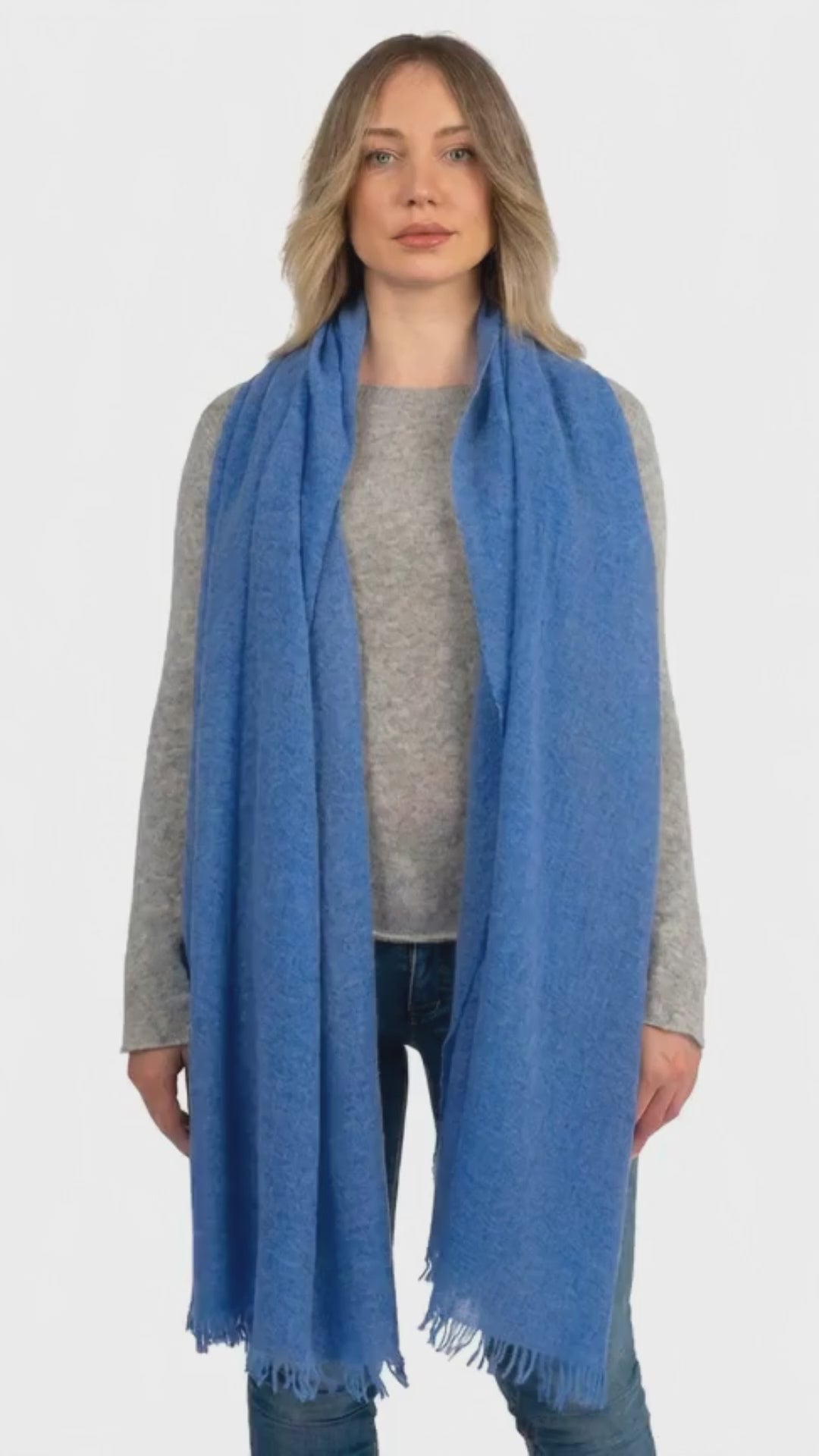 Pashmina 100% cashmere, colore Blu Royal, video | Dalle Piane Cashmere