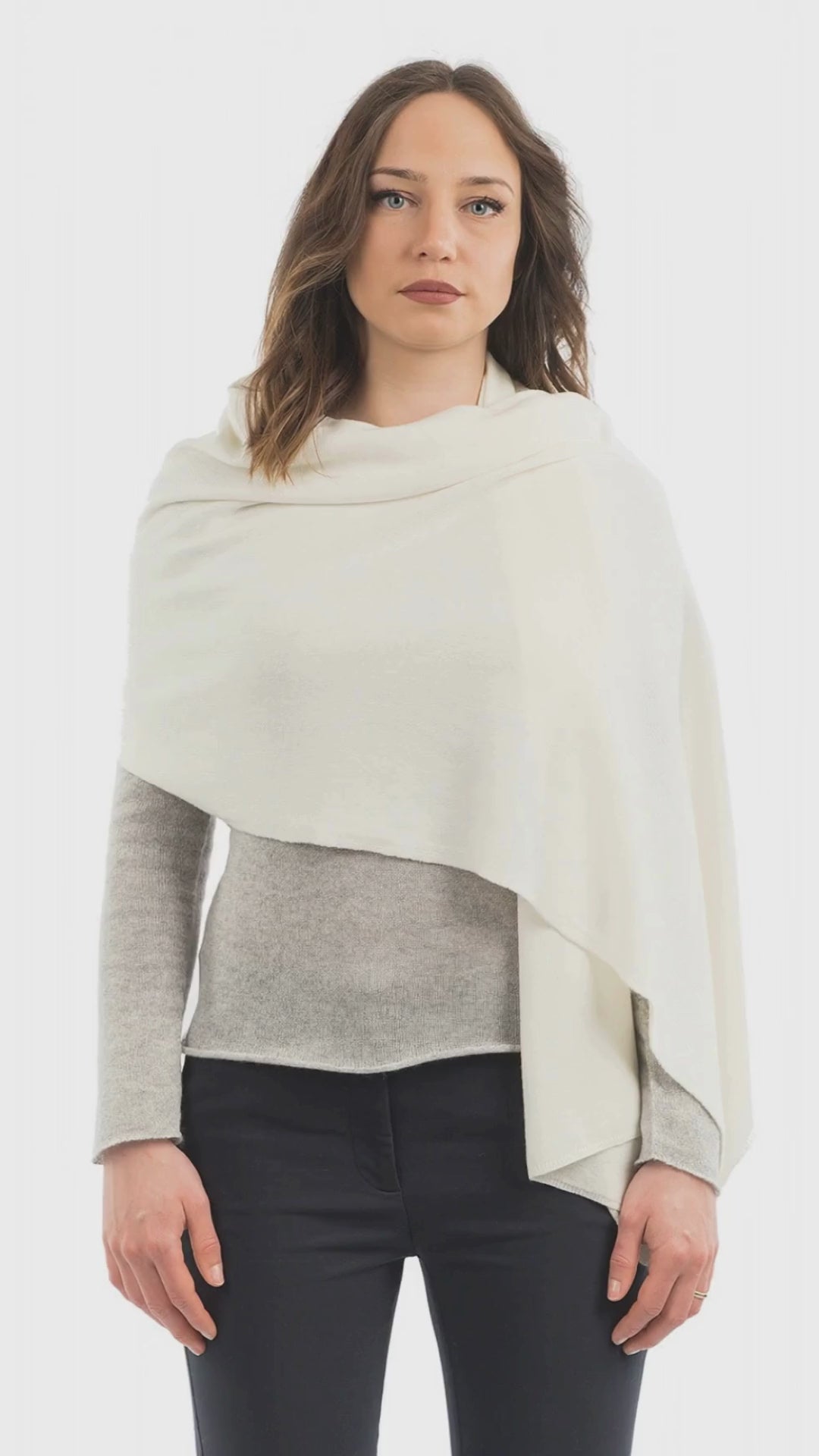 Stola misto cashmere, colore Crema, video | Dalle Piane Cashmere