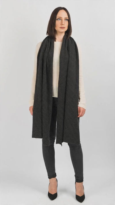 Stola 100% cashmere, colore Antracite, video | Dalle Piane Cashmere