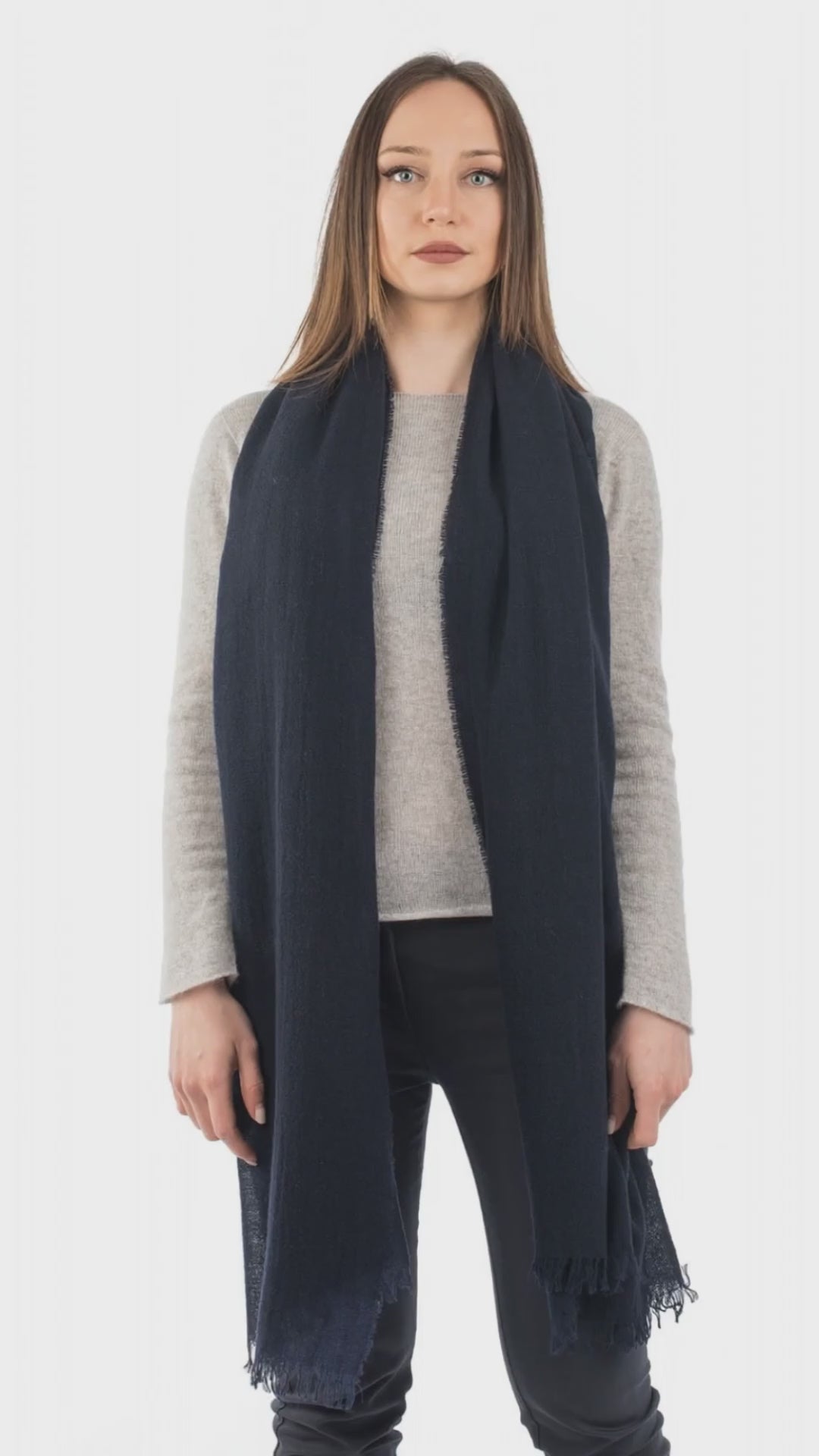Pashmina 100% cashmere, colore Blu, video | Dalle Piane Cashmere