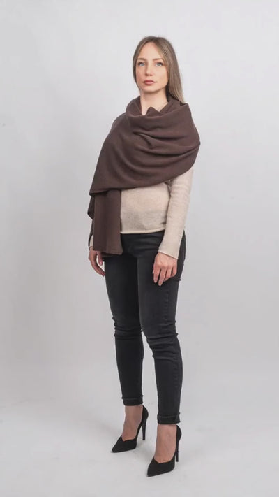 Stola 100% cashmere, colore Marrone, video | Dalle Piane Cashmere