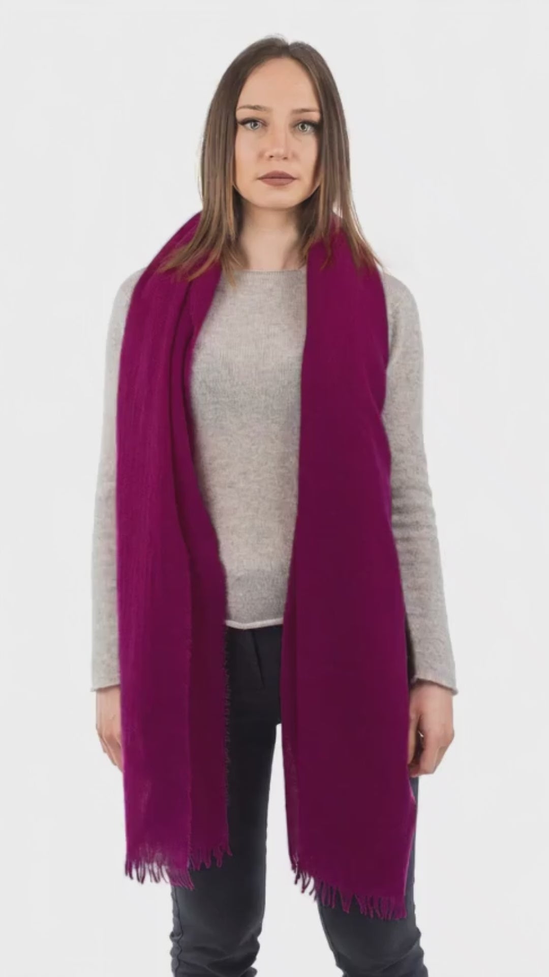 Pashmina 100% cashmere, colore Fuxia, video | Dalle Piane Cashmere