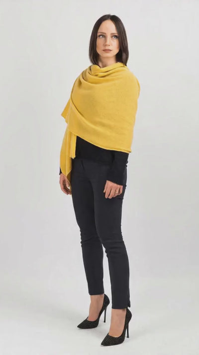 Stola 100% cashmere, colore Giallo, video | Dalle Piane Cashmere