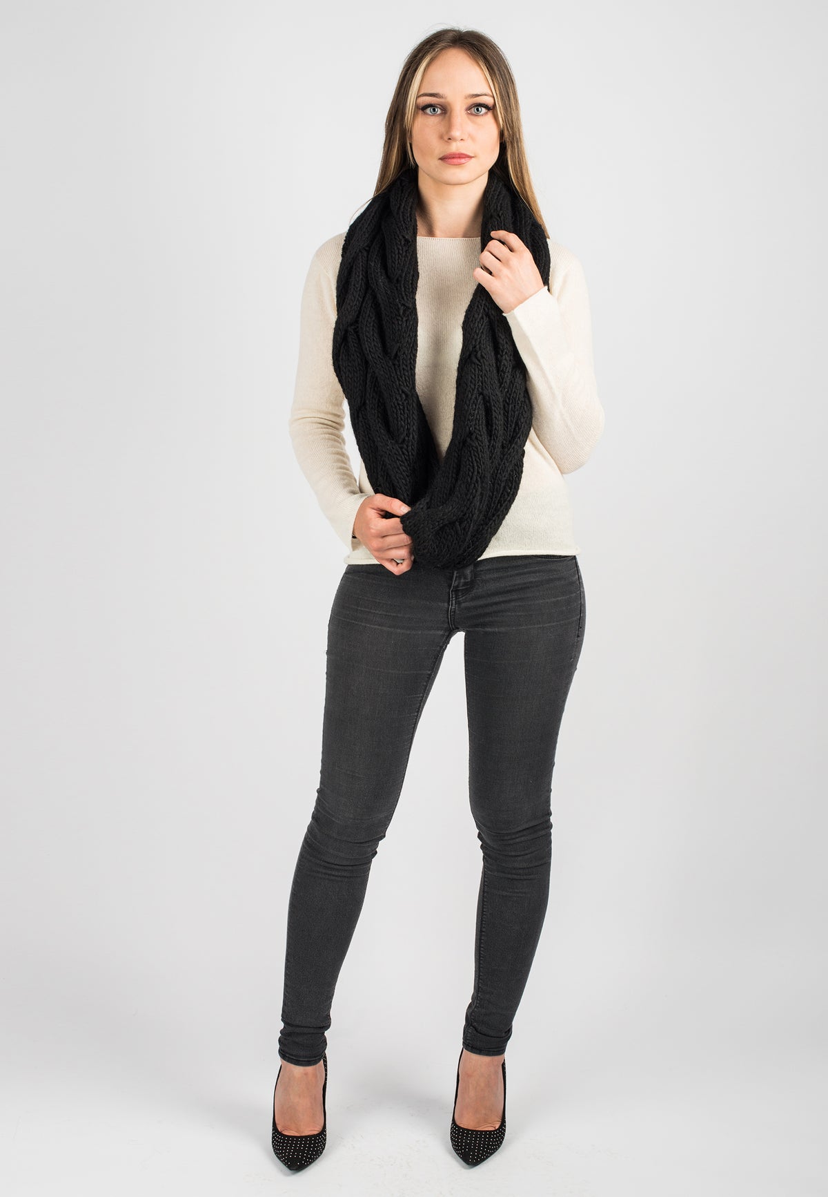 Écharpe à torsades laine et alpaga, coloris Noir, vue 2 | Dalle Piane Cashmere
