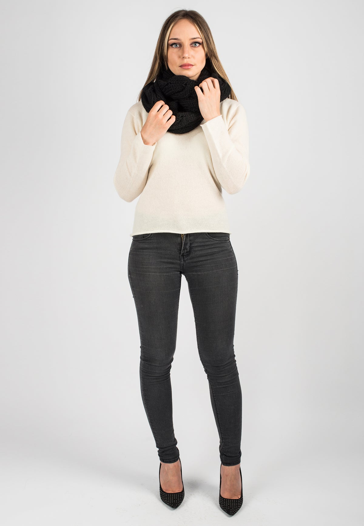 Écharpe à torsades laine et alpaga, coloris Noir, vue 4 | Dalle Piane Cashmere